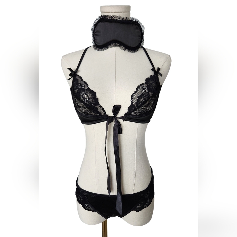 NWOT Oh La La Cheri 3 Peice Bra Panty and Blindfold